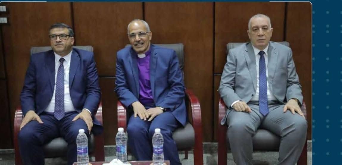 بمناسبة عيد القيامة المجيد.. محافظ قنا ومدير الأمن والوفد المرافق يقدمون التهنئة لراعي الكنيسة الإنجيلية بنجع حمادي