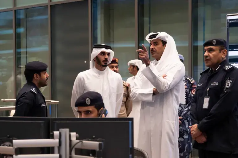 أمير قطر يطّلع على أنظمة المراقبة وخطط الطوارئ بوزارة الداخلية