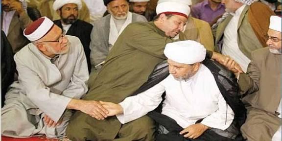 حكم المصافحة بين المصلين؟