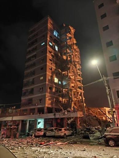 سقوط شظايا صاروخ على مبنى سكني بمنطقة هشارون وسط إسرائيل دون إصابات