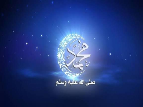 رجلٍ كان قريبًا من النبي بالنسب، لكنه اختار الكبر، فصار اسمه مقرونًا بالنار، وامرأته بالأذى، إلى يوم الدين.