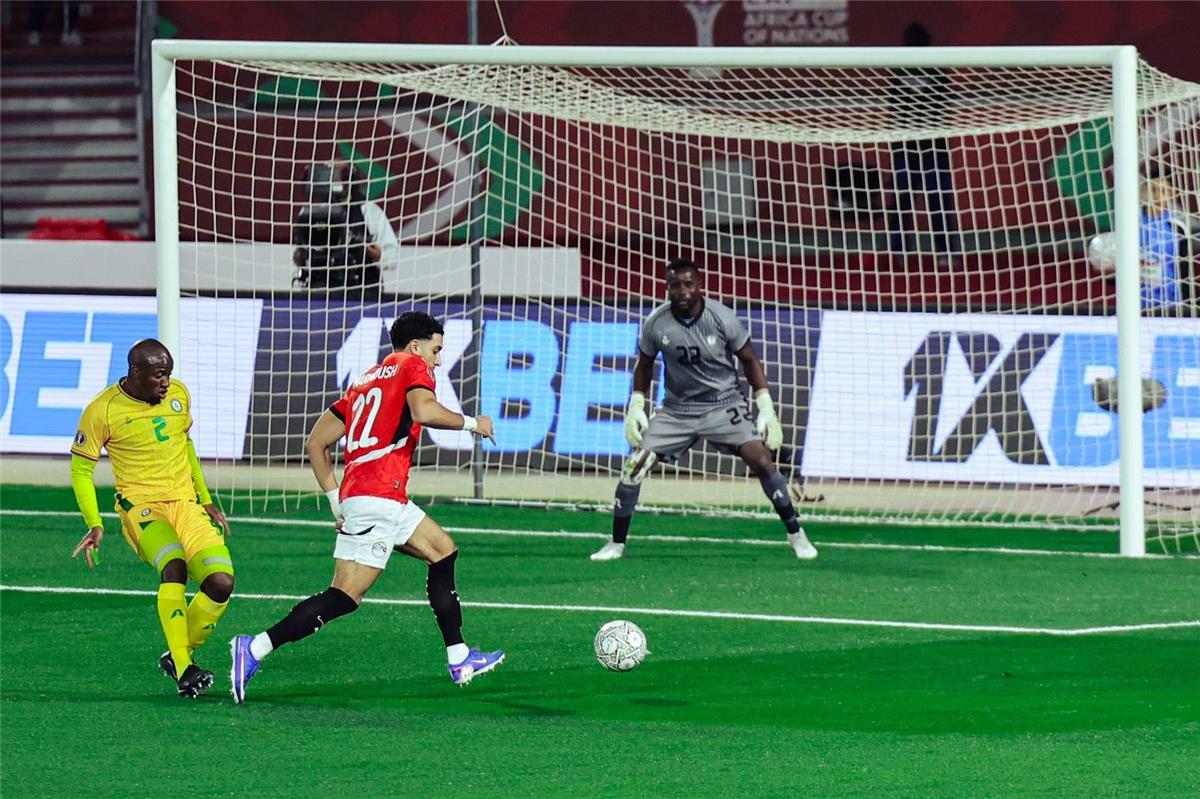 صلاح ومرموش يقودان منتخب الفراعنة لهزيمة زيمبابوي1/2