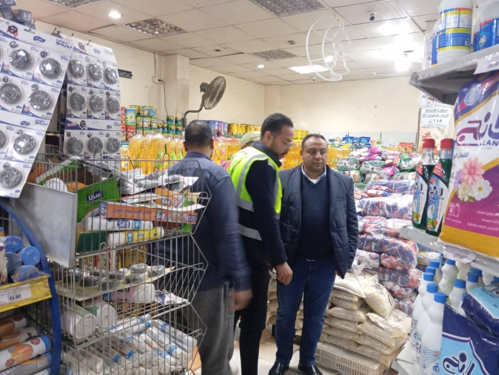 محافظ قنا: تكثيف الحملات التفتيشية على الأسواق والمطاعم لضمان سلامة الغذاء وجودة السلع