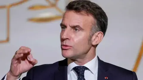 الرئيس الفرنسي إيمانويل ماكرون إلى الهدوء وضبط النفس بعد وفاة شاب من اليمين المتطرف