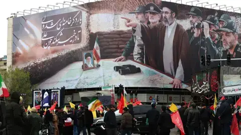 مجتبى خامنئي يتمسك بفريق والده