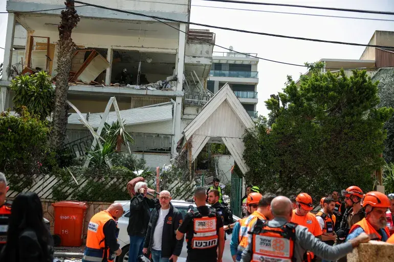 الهجوم إلايراني يُتسبب أضرارا في 4 مواقع إسرائيلية وتل أبيب تقصف بوشهر