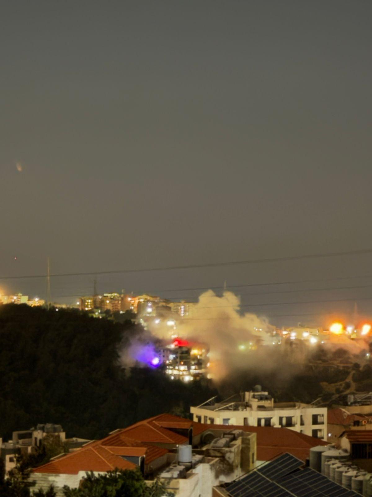 غارة إسرائيلية تستهدف مبنى بين بشامون وعرمون